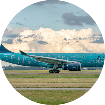 Net geland op de Polderbaan: fraai gekleurde Airbus A330-200 van de Braziliaanse maatschappij Azul. van Jaap van den Berg