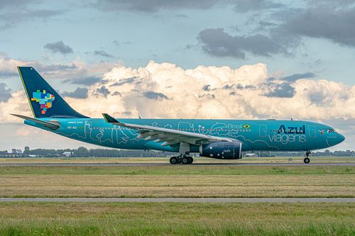 Net geland op de Polderbaan: fraai gekleurde Airbus A330-200 van de Braziliaanse maatschappij Azul.