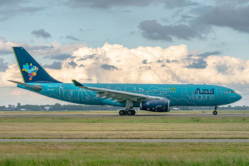 Vient d'atterrir sur le Polderbaan : un Airbus A330-200 aux couleurs magnifiques de la compagnie bré par Jaap van den Berg