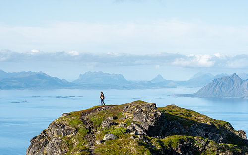 Wandelaar boven de fjord in Noorwegen