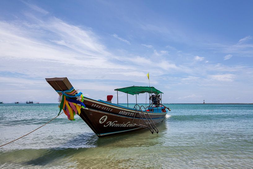 Kleurrijke traditionele vissersboot op het tropische strand van Koh Pangnan, Thailand van Tjeerd Kruse