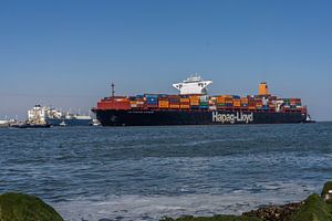 Welthafen Rotterdam, Maasvlakte. Das Containerschiff Valparaiso Express von Hapag Lloyd läuft in den von Jaap van den Berg