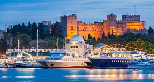 Port de Mandraki et Grand Palais du Grand Maître sur Rhodes en Grèce sur Werner Dieterich