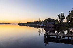 Steg, Bootshaus und Segelboote in Seedorf am Schaalsee im Sonnen