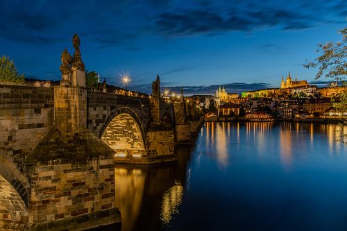 Praag: Karelsbrug bij nacht