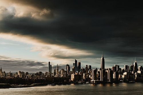 New York City skyline bij zonsondergang van Roos Oosterbroek | hand painted prints en fotografie