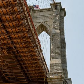 Blick von unten auf die Brooklyn Bridge von Marc Stoppenbach
