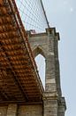 Blick von unten auf die Brooklyn Bridge von Marc Stoppenbach Miniaturansicht