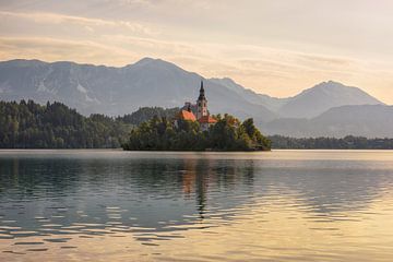 Ochtendrust bij het Meer van Bled – Magisch Eilandkerkje in Slovenië van Rolf Schnepp