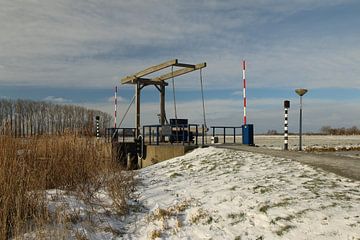 Een brug bij het Sneekermeer van Pim van der Horst