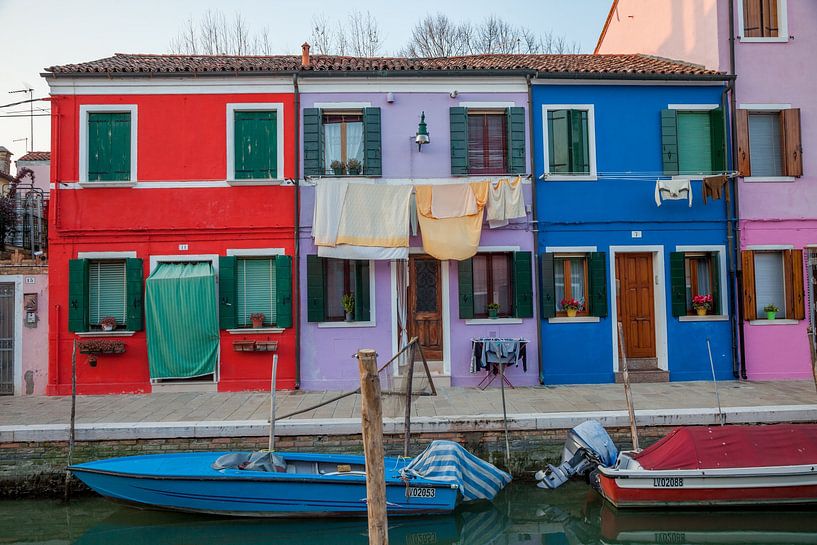 Maisons colorées sur l'île de Burno à côté de la vieille ville de Venise, Italie par Joost Adriaanse
