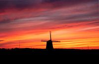 Eenzame molen bij zonsopkomst