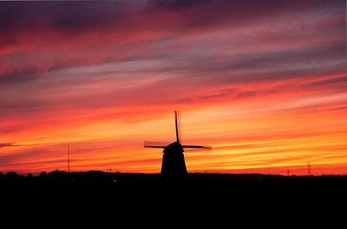 Eenzame molen bij zonsopkomst