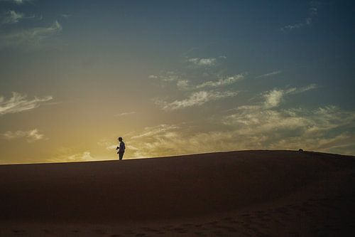 Silhouette dans le Sahara 