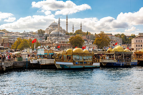 Bateaux dorés et drapeaux turcs à Eminönü