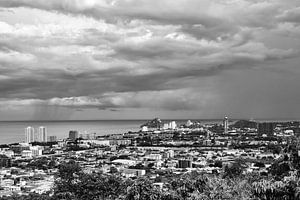 Intensives Gewitter über Hua Hin in Schwarz-Weiß