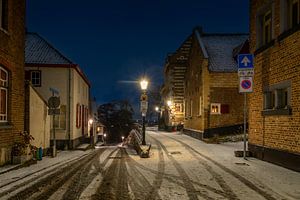 Elsloo in de avond in de winter met sneeuw