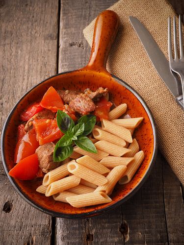 Smakelijke goulash met penne