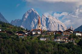 Église en dolomite dans les montagnes