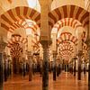 De beroemde bogen in de Mezquita van Cordoba van Ron Poot