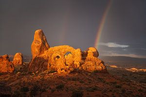 Arches bei Sonnenaufgang mit einem Regenbogen