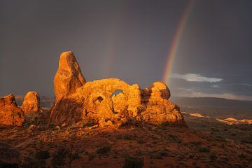 Arches bij zonsopgang met een regenboog van Martin Podt