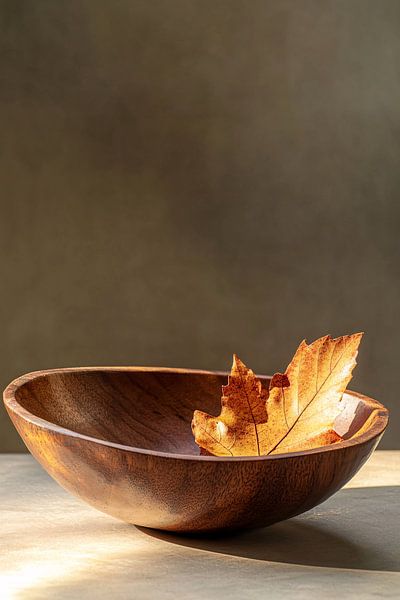 Feuille d'automne dans un bol en bois par Imperial Art House