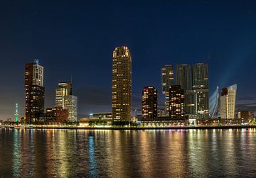 Komeet Neowise boven de Rotterdam Skyline van André van der Hoeven