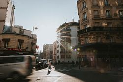 Straatbeeld centrum Parijs tijdens zonsondergang