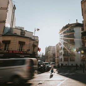 Straatbeeld centrum Parijs tijdens zonsondergang van Manon Visser