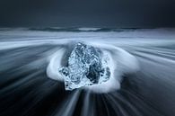 Eis am schwarzen Lavastrand in Island von Ellen van den Doel Miniaturansicht