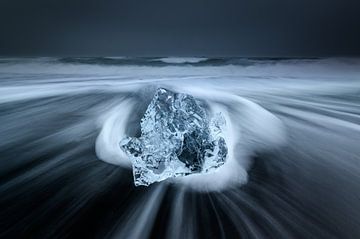 Eis am schwarzen Lavastrand in Island von Ellen van den Doel