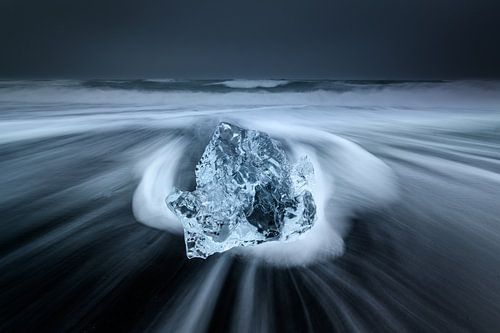 Ijs op het zwarte lava strand in Ijsland
