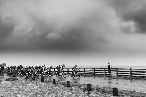 Peloton op Afsluitdijk, zwart wit