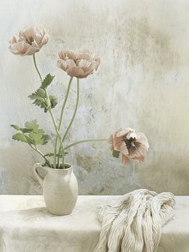 Nature morte avec des fleurs roses dans le style japonais sur Japandi Art Studio