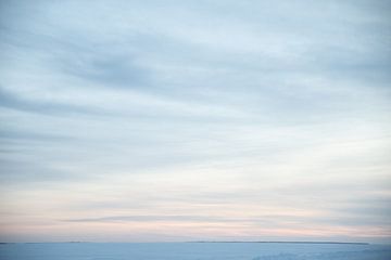 Sneeuwlandschap met pastelkleurige lucht in blauw, wit en roze van Monique Tekstra-van Lochem