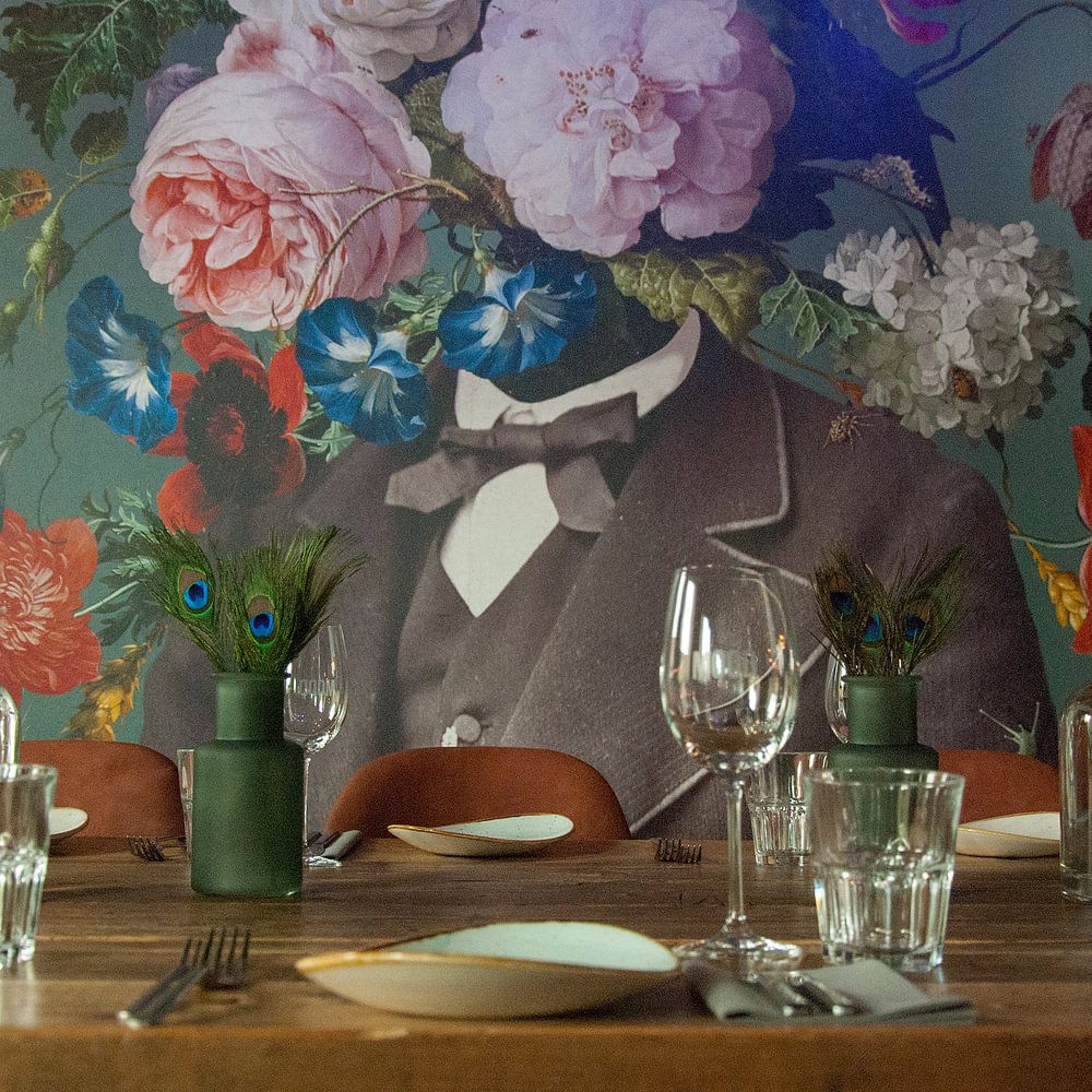 Autoportrait avec des fleurs 3 (fond vert-gris) par toon joosen