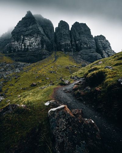 Nebel um die Gipfel des Storr von Jip van Bodegom