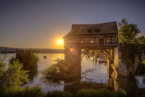 Zonsondergang aan een pittoreske oude molen