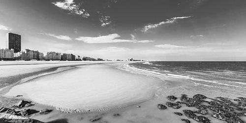 Boulevard en strand van Oostende in België - monochroom
