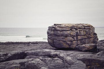 Ierland - Burren - Kalkstenen rotsblok op het strand bij Fanore van Western Exposure