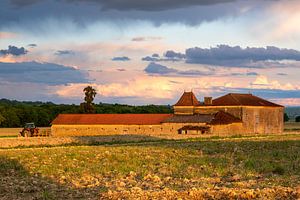 Bauernhaus in den französischen Pyrenäen, beleuchtet von der Abendsonne