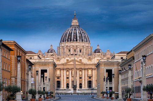 Obilisk at St Peter's Square with behind it St Peter's Basilica