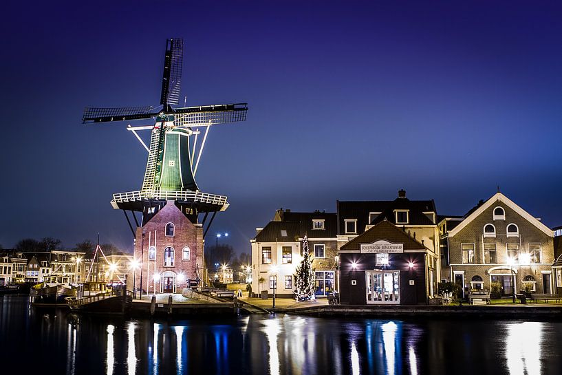 Windmill de Adriaan in Haarlem by Leon Weggelaar