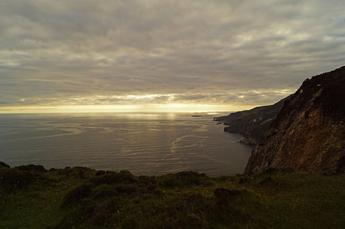 zonsondergang bij de kliffen van Slieve League in Ierland