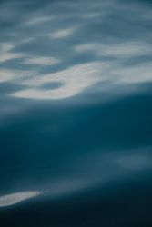 Une mer bleue et calme