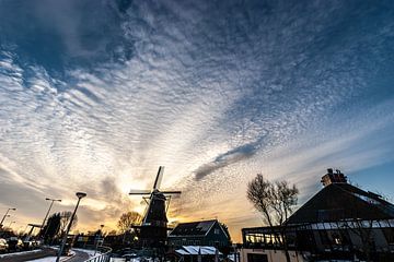 fantastischer Winterhimmel mit Schafswolken ein Mühle und Sonnenuntergang von Jan Willem de Groot Photography