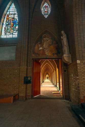 Mystieke Reis: De Lange Doorgang met Glas-in-lood Ramen en Engelenbeelden in het Verlaten Klooster