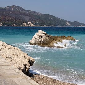 Kustlijn van Kokkari op Samos, Griekenland van Monique Giling