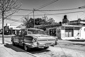 Een oude Ford Falcon in het noorden van Argentinië. van Ron van der Stappen